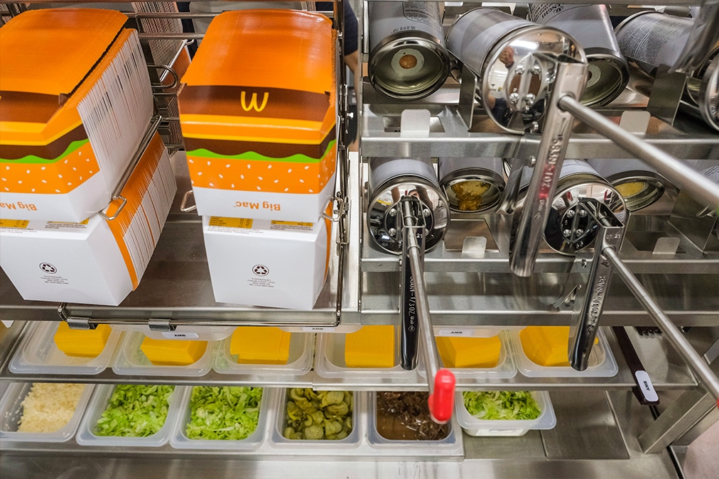 bancada de restaurante organizada com ingredientes identificados e porcionados